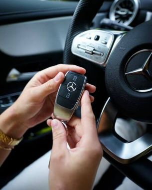 Kissanmaan Autokoulu Tampere – auton avain käsissä ohjauspyörän edessä
