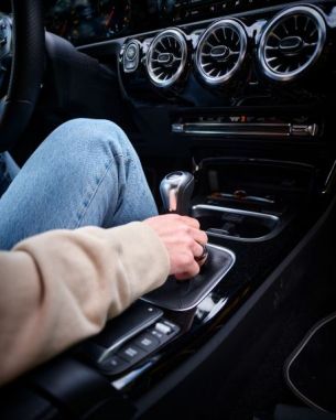 Kissanmaan Autokoulu Tampere – käsi vaihteenvalitsimella auton sisällä