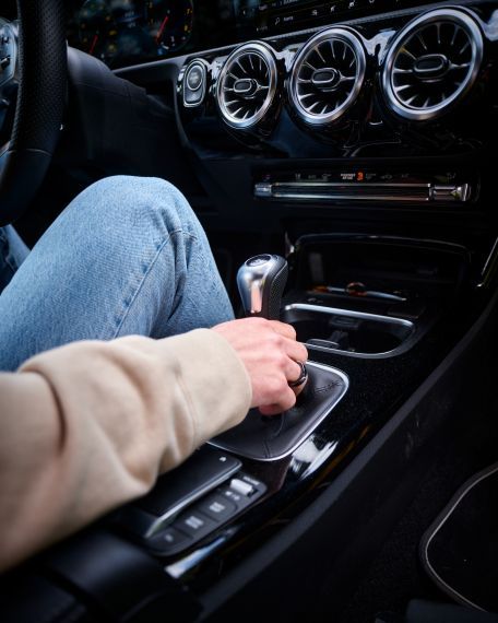 Kissanmaan Autokoulu Tampere – käsi vaihteenvalitsimella auton sisällä