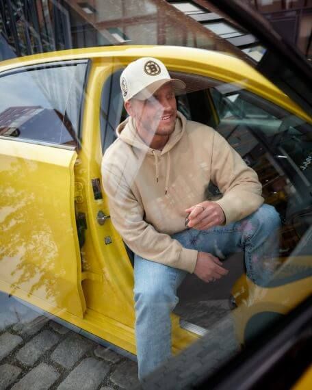 Kissanmaan Autokoulu Tampere – nuori mies nousee ulos keltaisesta autosta
